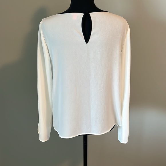 Vince Camaro blouse with button detail. - Picture 4 of 5